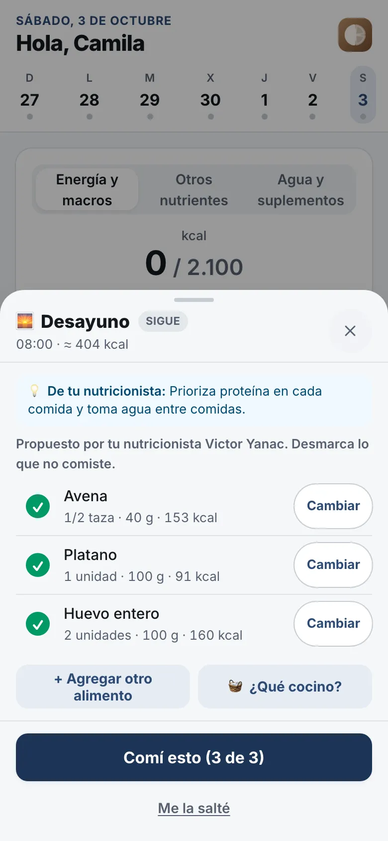El desayuno abierto: avena, plátano y huevo, cada uno con su botón para cambiarlo.